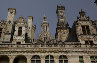 Obraz premium Dark skies over a chateau