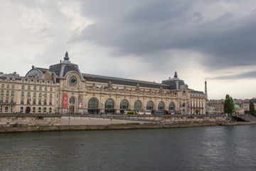 Fototapeta na wymiar Museum on the Seine