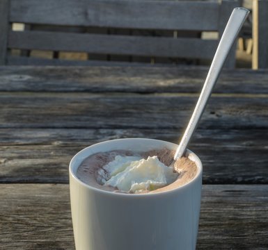 Hei&szlig;getr&auml;nk Kakao mit Rum Tote Tante Lumumba 