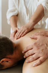 Fototapeta na wymiar Massage - Hände massieren einen Rücken