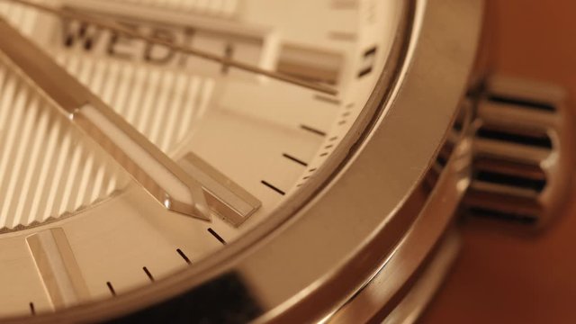 時を刻む腕時計の秒針