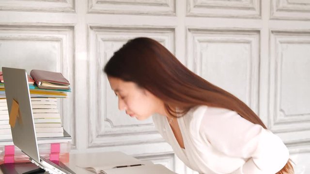 おなかの痛みを堪える女性