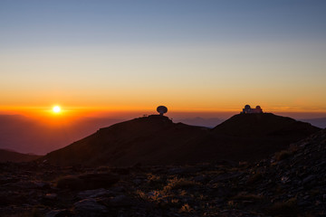 Puesta de sol junto observatorio astronomico