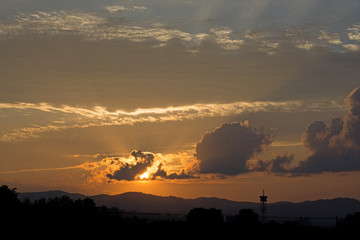 夕暮れの空と薄明光線
