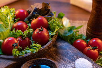  vegetables to prepare mixed salad with salt and olive oil