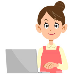 ノートパソコンを操作しながら指で数字を示す、オペレーターの女性