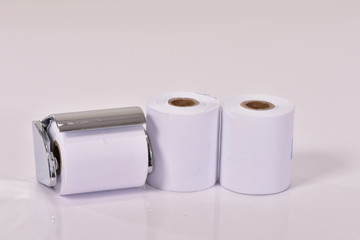 ペーパーホルダーとトイレットペーパー