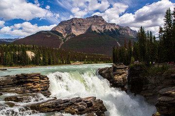 Fototapeta na wymiar Waterfall and Rocky mountains at Banff national park 