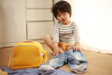 園児服に着替える男の子