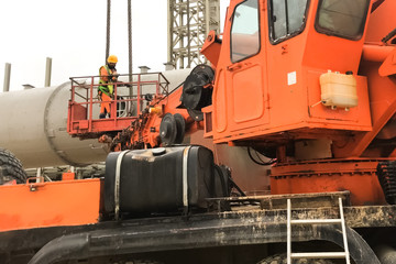 Installation of distillation column at an oil refinery.