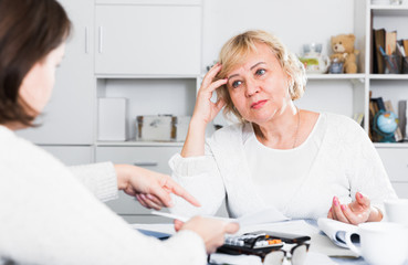 Obraz premium Mature woman and acccountant