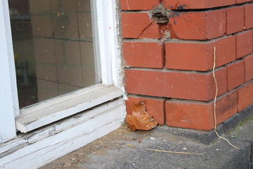 Alte Wand mit Fenster vom verlassenen Haus
