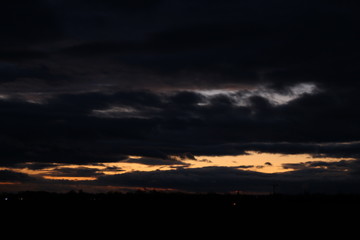 Fototapeta na wymiar Sonnenuntergang im Winter und bedeckter Himmel