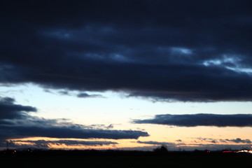 Sonnenuntergang im Winter und bedeckter Himmel