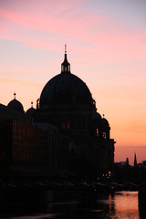Berliner Dom im Sonnenuntergang