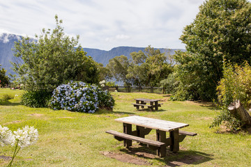 Une aire de repos sur le point de vue du g&icirc;te du B&eacute;louve &agrave; la r&eacute;union