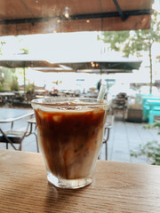 Iced Coffee auf der Fensterbank eines Cafés