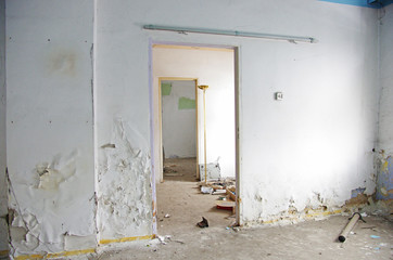 Niszczony dom do remontu generalnego opuszczony