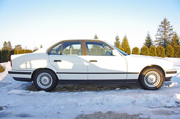 Fototapeta na wymiar Stary samochód w zimę