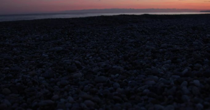 Ruote di una bicicletta sulla spiaggia vicino al mare al tramonto