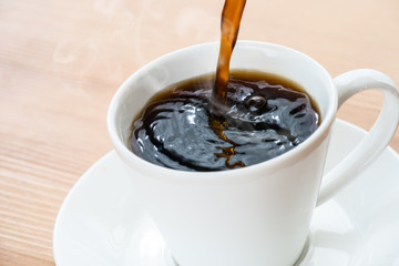 コーヒーを注ぐ