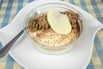 délicieux tiramisu dans une assiette