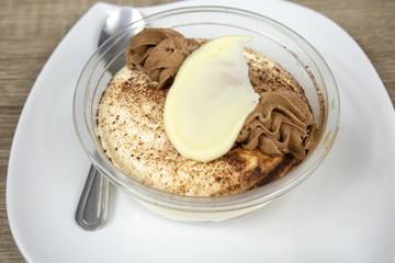délicieux tiramisu dans une assiette