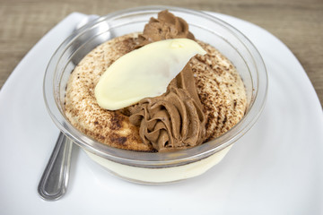 délicieux tiramisu dans une assiette