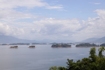 ラオスのナムグム湖