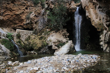 hermoso rio  con aguas critalina situado en barranco blanco malaga 