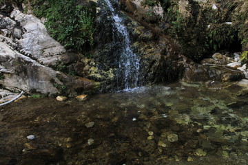 hermoso rio  con aguas critalina situado en barranco blanco malaga 