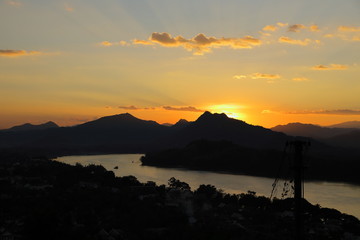 ラオス、ルアンパバーンのプーシーの丘からのメコン川と夕陽