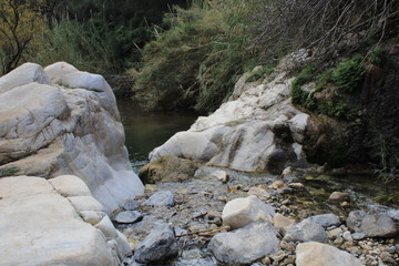 hermoso rio  con aguas critalina situado en barranco blanco malaga 