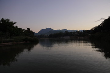 ラオスの世界遺産のルアンパバーン　カーン川の夕暮れ