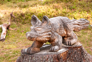 Ein aus Holz geschnitzter Fuchs 