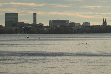 Naklejka premium Hamburg; Blick über die Außenalster nach St. Georg