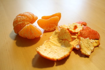 Geschälte Mandarine auf einem Holztisch