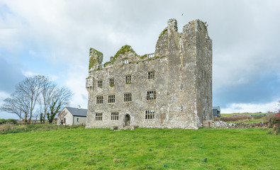 Fototapeta na wymiar old castel in ireland
