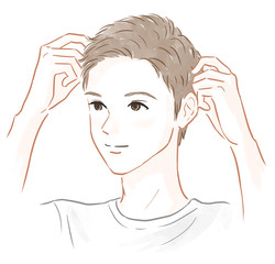 髪を整える男性