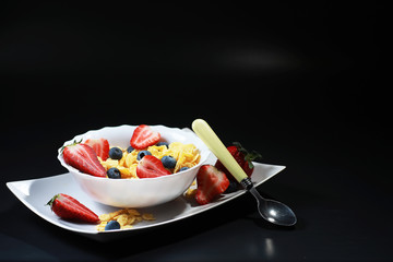Corn flakes with fresh berries