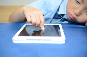 タブレットを見る子供