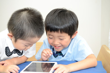 タブレットを見る子供