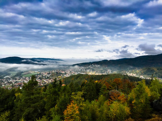 Panorama Ausblick auf den Bayerischen Wald im Herbst mit bunt gefärbten Bäumen