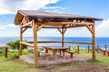 Fototapeta na wymiar kiosque de pique-nique, île de La Réunion 