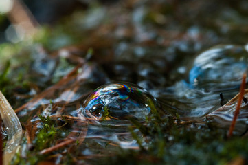 bolle d'aria colorate in una sorgente