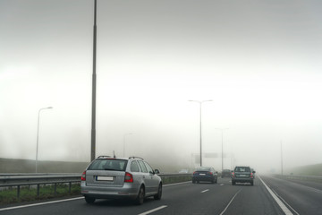 Fototapeta na wymiar Nebel auf der Autobahn