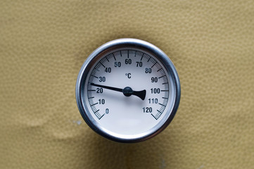 All temperature sensor indicates the temperature of the hot water pipe.