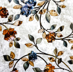 Panele Szklane  Białe płytki ceramiczne z kwiatowym wzorem do dekoracji ścian. Marmurowy betonowy kamień powierzchni tła. Tekstura do projektowania wnętrz.