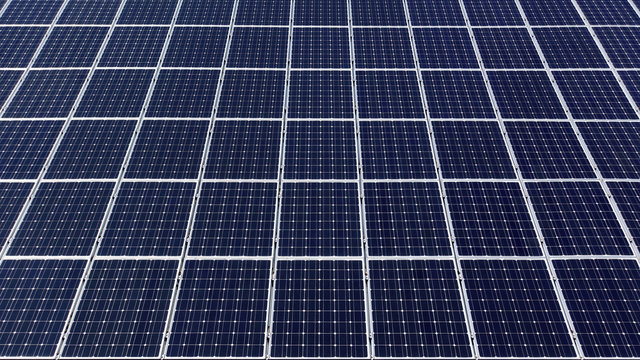 Blaue Solarzellen mit wei&szlig;em Rand, vollfl&auml;chig auf einer schr&auml;gen Fl&auml;che