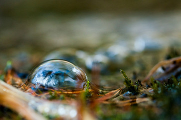 bolle d'aria colorate in una sorgente